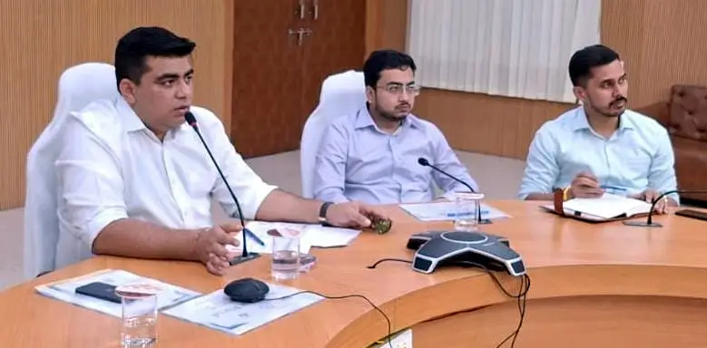 कलेक्टर की अध्यक्षता में प्रोजेक्ट मॉनिटरिंग ग्रुप की बैठक आयोजित कलेक्टर कुणाल दुदावत