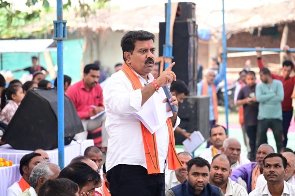 उप मुख्यमंत्री श्री विजय शर्मा ने तीन गांवों में 1.55 करोड़ रुपए के गौरव पथ निर्माण का किया भूमिपूजन.