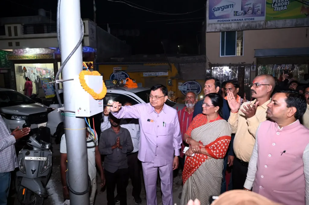 सीएसईबी चौक में वेटिंग शेड का उद्योग मंत्री लखनलाल देवांगन ने किया लोकार्पण, तीन प्रमुख मार्गों पर 195 स्ट्रीट लाइटों से बढ़ेगी रोशनी