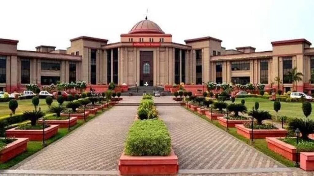 High Court Order: हाईकोर्ट के आदेश की अनदेखी पड़ी भारी, आबकारी कमिश्नर समेत 2 अफसरों को नोटिस