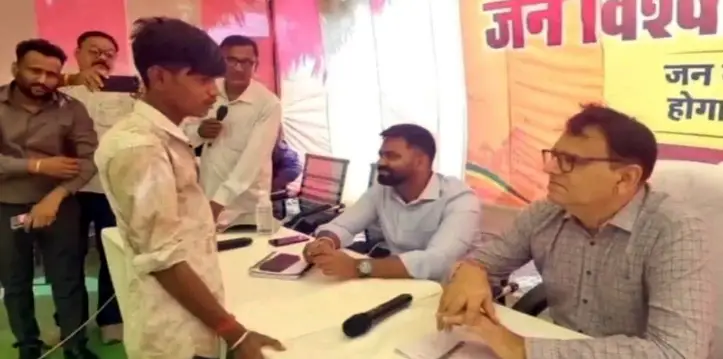 ‘साहब, मेरी शादी करवा दीजिए’, कलेक्टर के पास पहुंचा 22 साल का युवक, मोहल्ले वालों पर लगाए रिश्ते तुड़वाने के आरोप जनसुनवाई